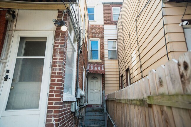 Building Photo - 906 N 4th St