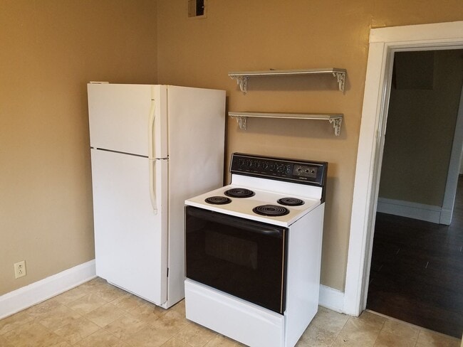 Building Photo - 3 bedroom 1 bath house