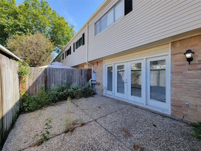 Building Photo - 13168 Trail Hollow Dr