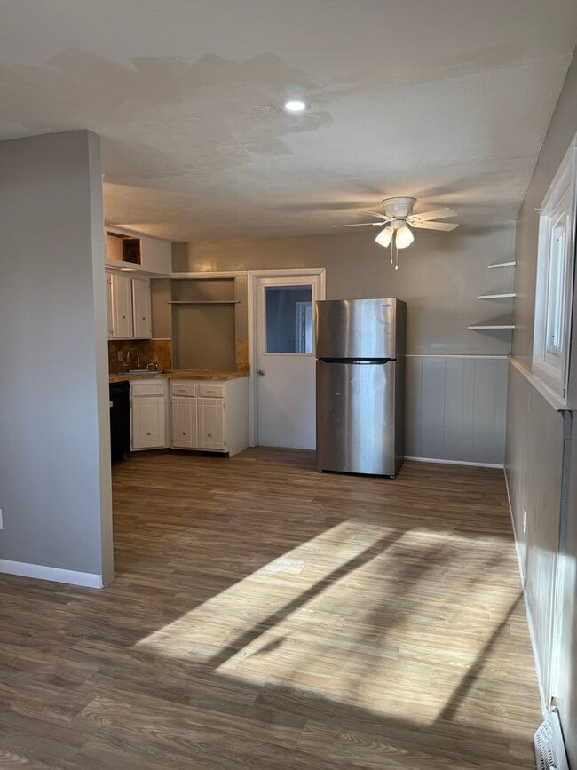 Building Photo - 4br 2bth large sun room and big fenced in backyard