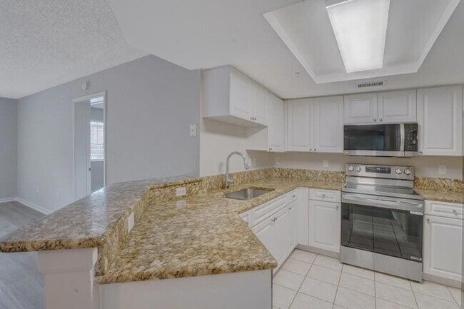 Building Photo - 1700 Crestwood Ct S