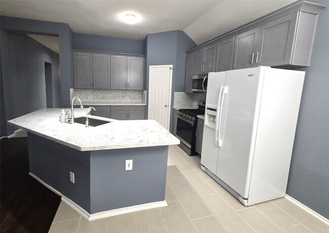 Building Photo - 15523 Clear Valley Dr