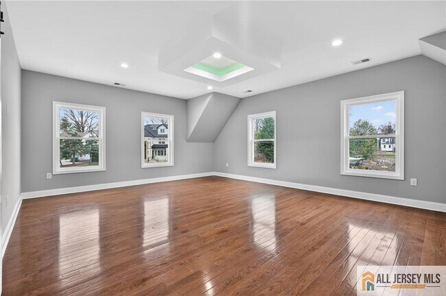 Building Photo - 19 Utica Rd