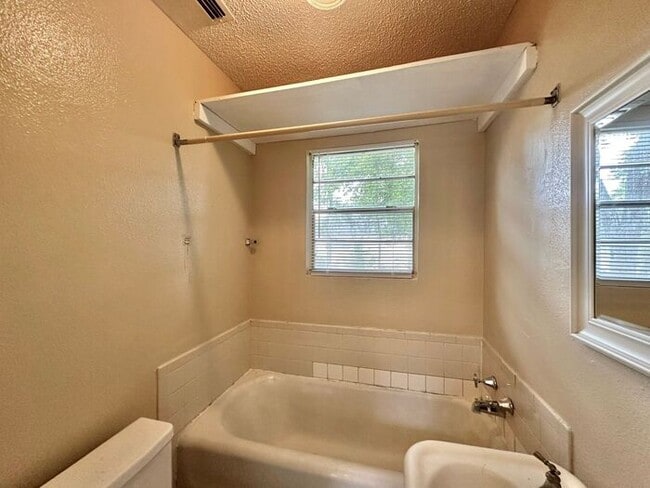 Building Photo - Available Now! Refreshed 1 Bedroom 1 Bath ...
