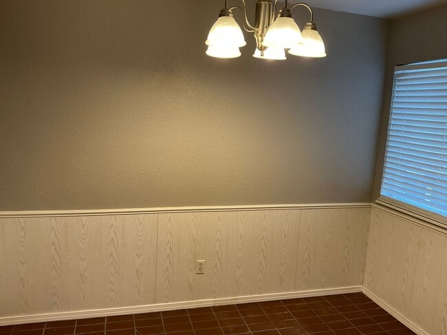 Building Photo - Updated and ready for move in!  Close to OU campus! Community Pool, fenced in courtyard! 3 bathro...