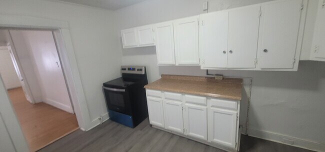 Building Photo - 438 E Strawberry St