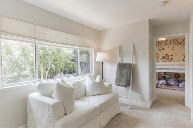 Building Photo - 4 Bedroom/ 3 Bathroom in Dublin!!