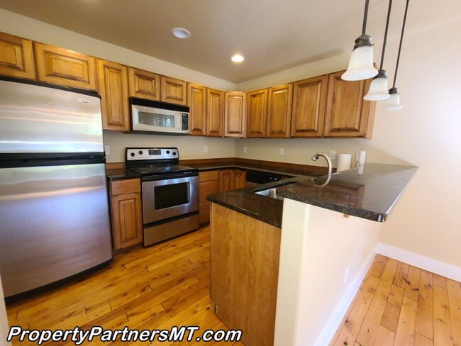 Building Photo - Beautiful 3 Bed 2.5 Bath Town house with A...