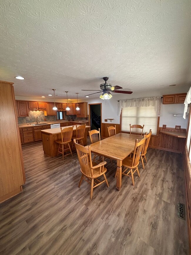 Building Photo - 4 Bedroom, 2 Bathroom House