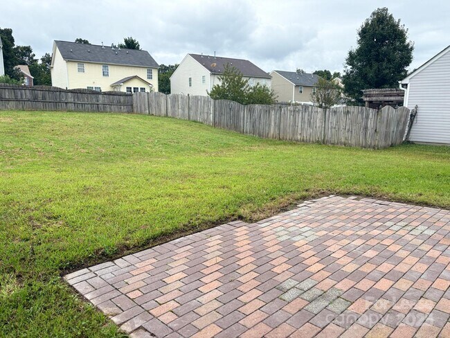 Building Photo - 2303 Highland Park Dr