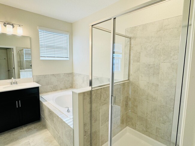 Building Photo - 3 Bed 2.5 Bath Townhouse For Rent In Store...