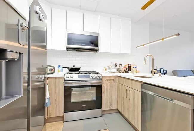 Building Photo - Modern 1BR – Limited Availability