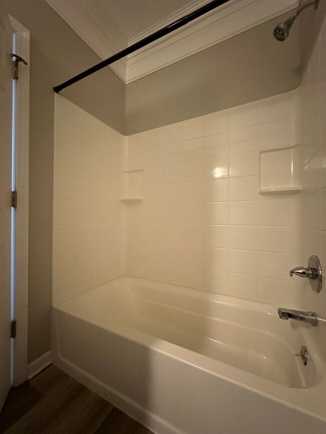 Building Photo - Large 4 bedroom home near Campus- Pre Lease for August 1st 2026