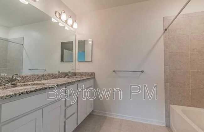 Building Photo - 1122 Hillhurst Dr