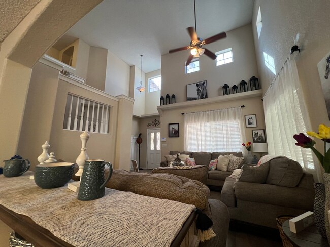 Building Photo - Charming 3-Bed, 2.5-Bath Home with Cozy Fi...