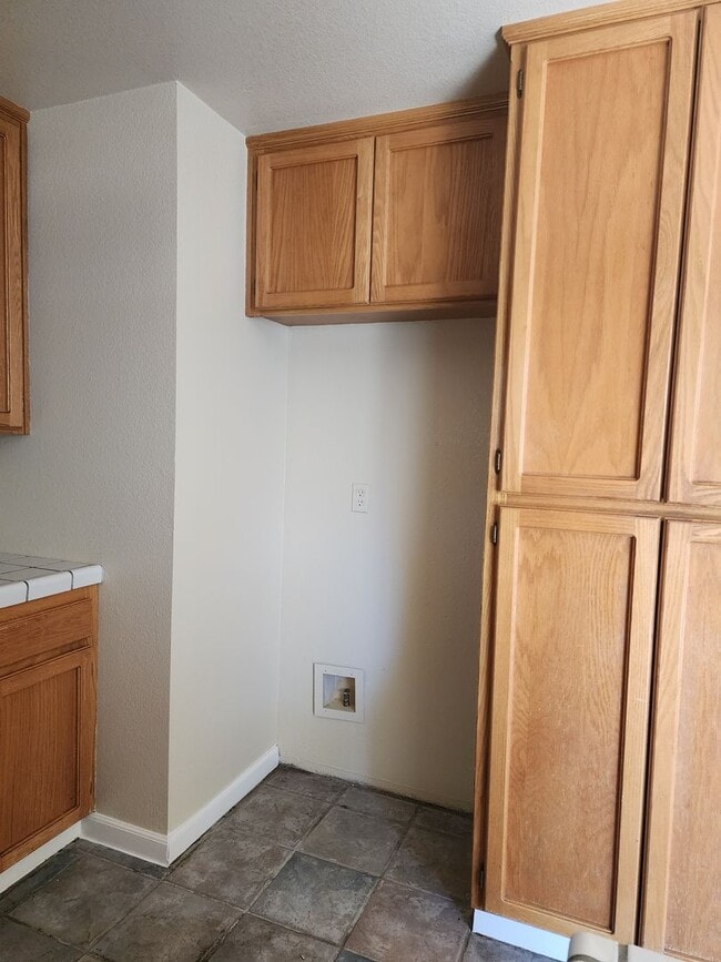 Building Photo - 3 Bedroom 2 Bath in HOA Community with Com...