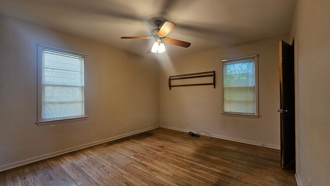 Building Photo - Mid Century 3 Bedroom