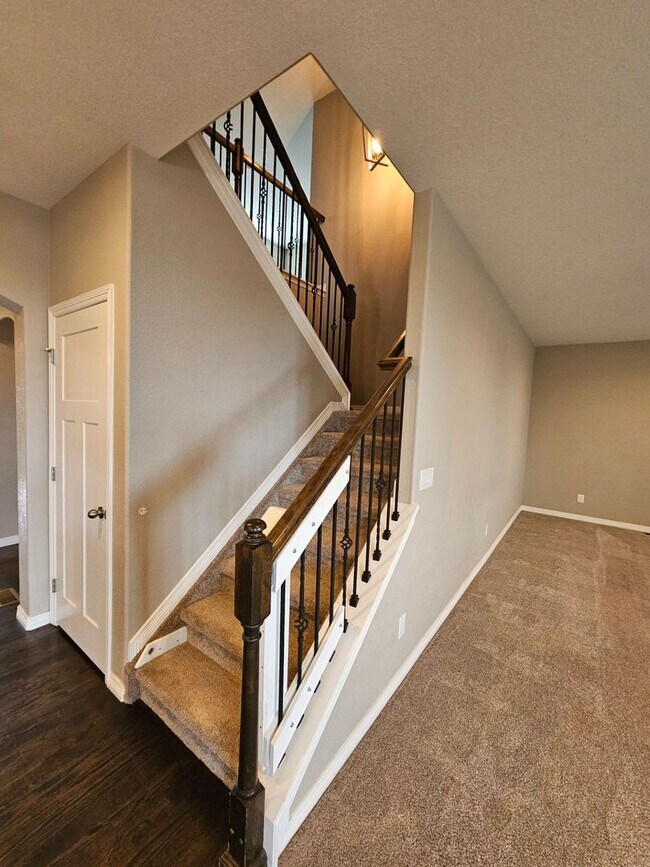 Building Photo - Beautiful 5 Bedroom, 3.5 Bath, 4 Car Garag...