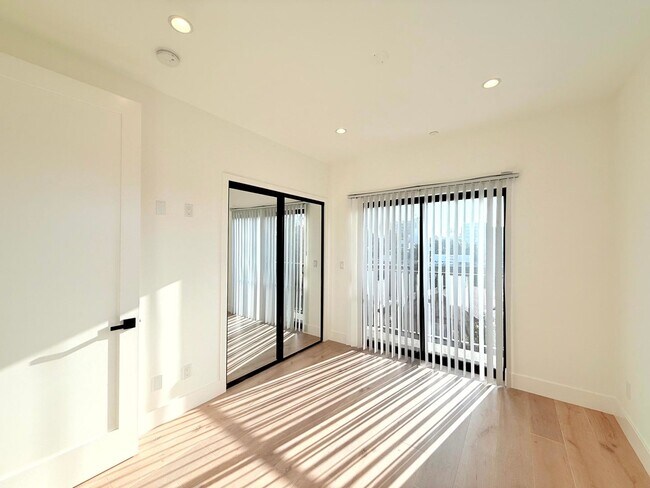 Building Photo - Beautiful Modern Luxury 4 Story Townhome - 4 bed - 3.5 bath with Rooftop Deck in Silver Lake