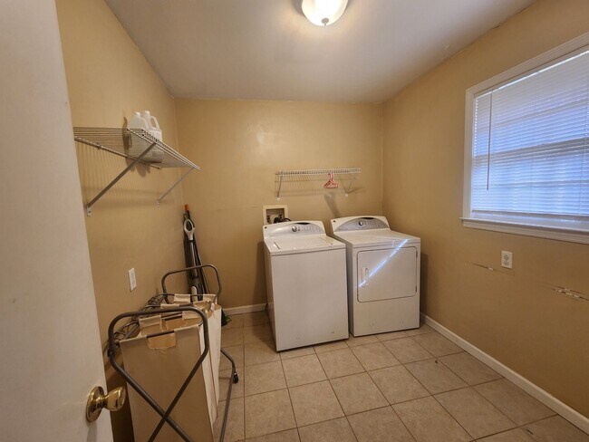 Building Photo - 3 Bedroom 2 Bath home in Newnan, GA Large Wooded Lot - Rural Setting