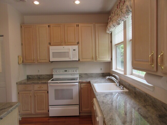 Building Photo - 33 High Pond Ln