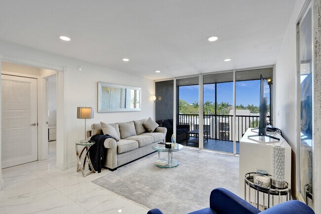 Building Photo - 6 Royal Palm Way