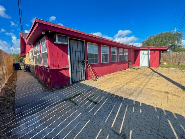 Building Photo - 806 Alhambra Dr