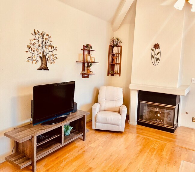 Building Photo - Coming Soon: Spacious, Fully Furnished 2 Bed, 2 Bath Condo in the Lakes!
