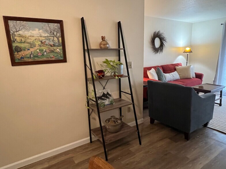 Building Photo - 376 Catron St N