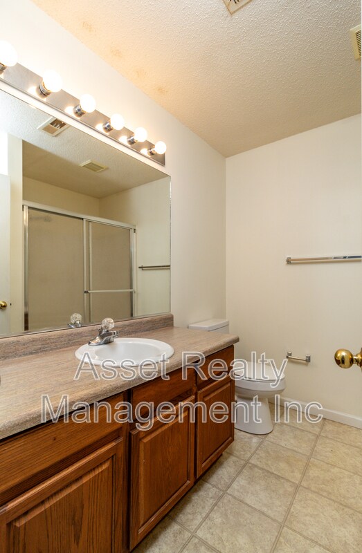 Building Photo - 385 Hawthorne Oaks Way