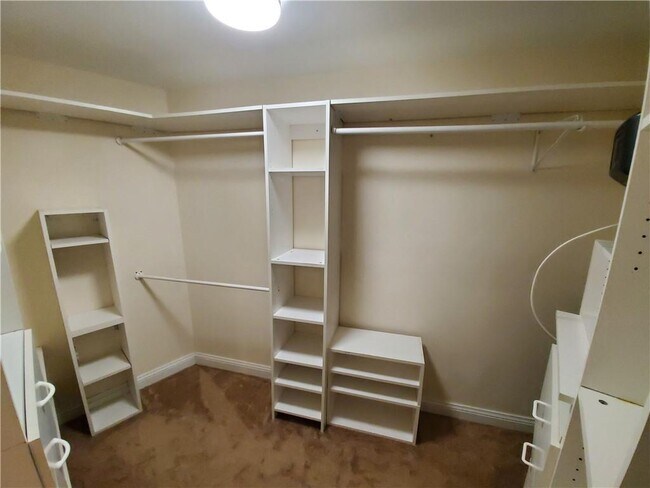 Building Photo - 4209 Pine Heights Dr NE