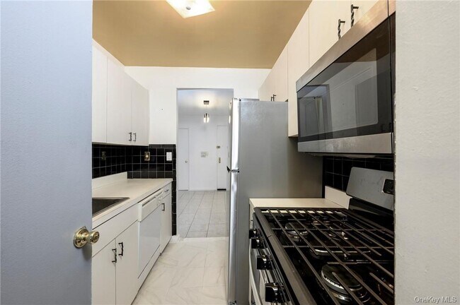 Building Photo - 5 Sadore Ln