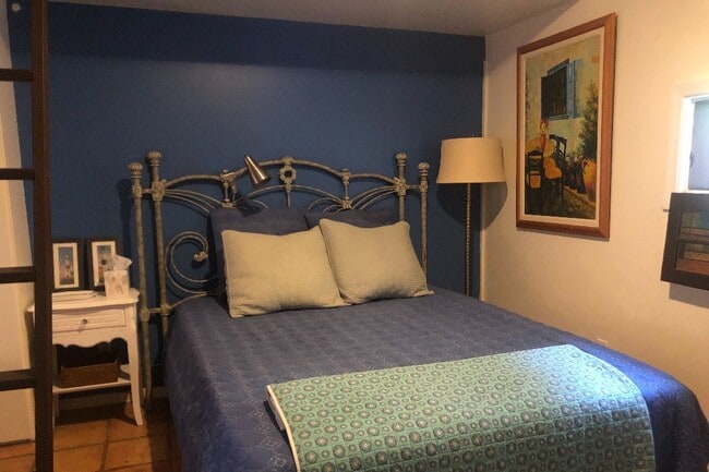 Bed - 4721 Cartwright Ave