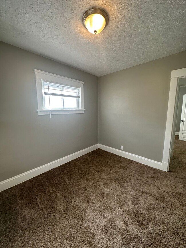 Building Photo - 3bd UPSTAIRS DUPLEX Cash Pay/Section 8