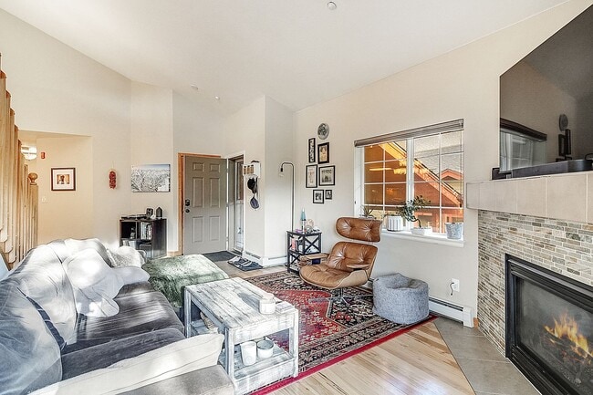 Building Photo - Updated 3bed/3bath! 1 car garage! Heat inc...