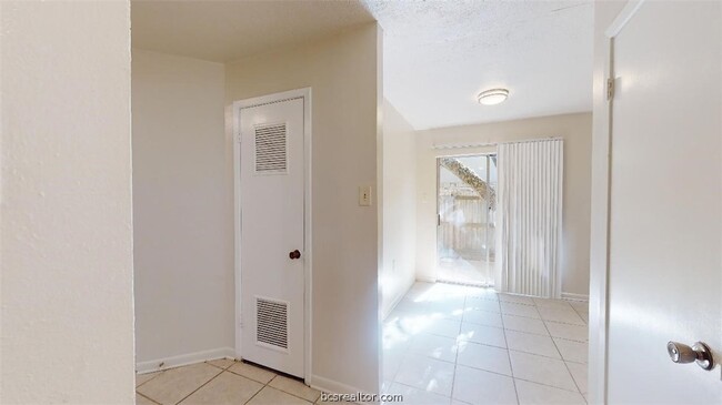 Building Photo - 916 Navarro Dr