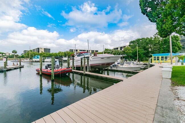 Building Photo - 2700 Cove Cay Dr
