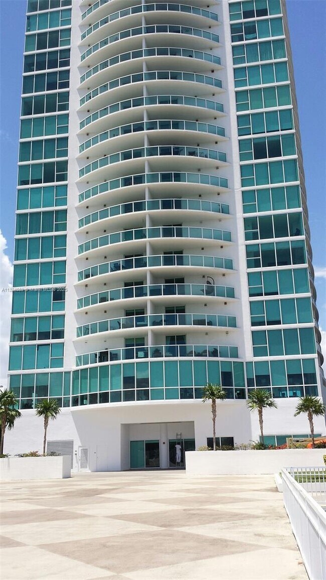 Building Photo - 2101 Brickell Ave