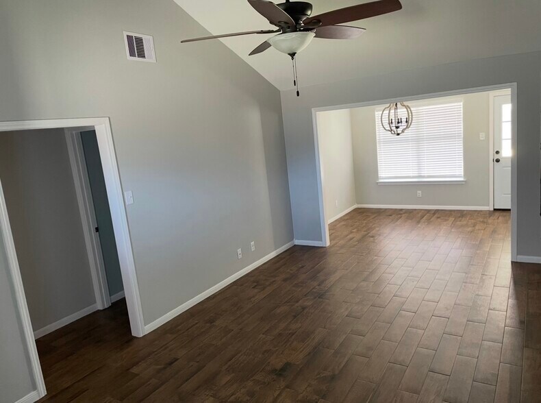 Building Photo - 3025 Westlake Dr