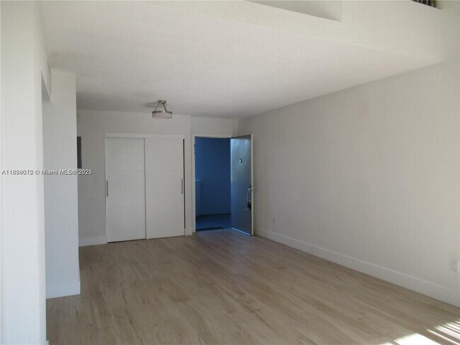 Building Photo - 100 Fontainebleau Blvd