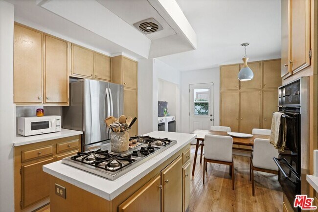 Building Photo - 6558 Lasaine Ave
