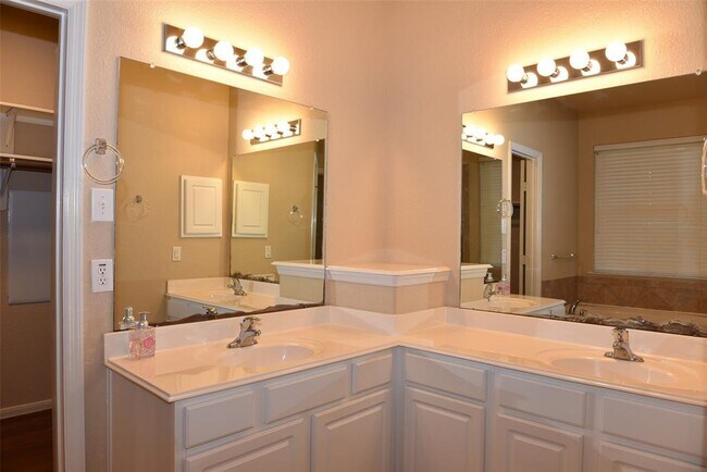 Building Photo - 6727 Oakman Ln
