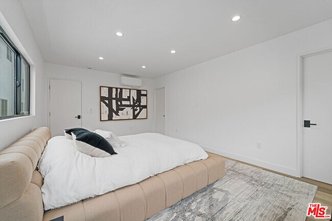 Building Photo - 3305 Ocean Front Walk