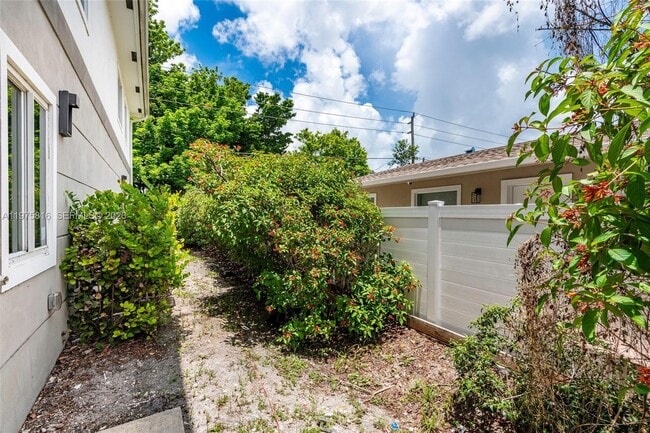 Building Photo - 813 NW 3rd Ave