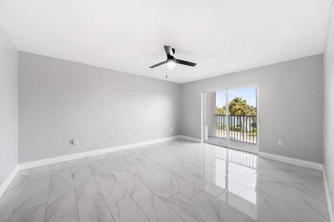 Building Photo - 1502 S Lakeside Dr