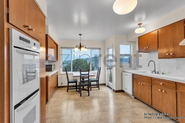 Building Photo - 280 Prague St