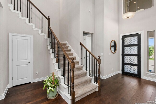 Building Photo - Charming Home Awaits: Spacious & in a Prime Location