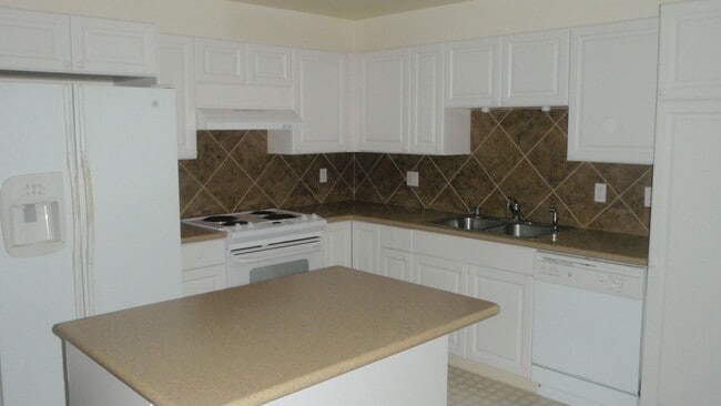 Building Photo - Fairways Edge 3 Bed/2.5 Bath Townhouse Available Now!