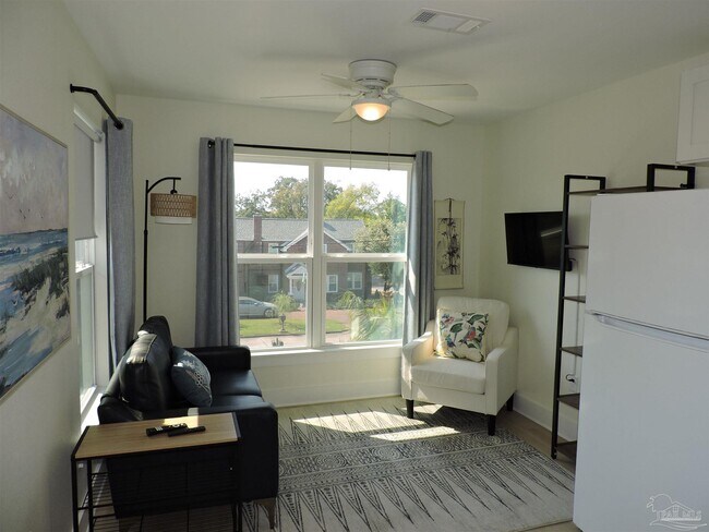 Building Photo - 1702 E La Rua St