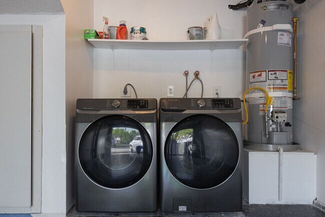 Building Photo - Newly renovated 2 bedroom, 2.5 bath townhome available in Chula Vista!